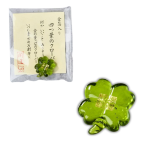 PORTE-BONHEUR JAPONAIS ENGIMONO – TRÈFLE À QUATRE FEUILLES EN VERRE & FEUILLE D’OR