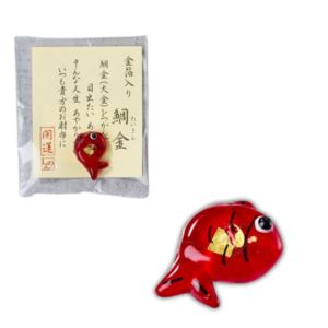 PORTE-BONHEUR JAPONAIS ENGIMONO – DORADE ROUGE TAI EN VERRE & FEUILLE D’OR